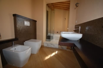 Pavimento parquet rovere mosaico in vetro monocolore marrone ... Bagno parquet e mosaico